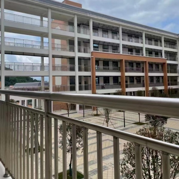 304不銹鋼圓管學(xué)校護欄