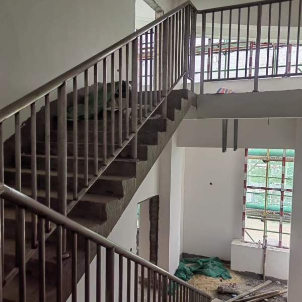 為什么現(xiàn)在各類工程都愿意選擇不銹鋼護(hù)欄？