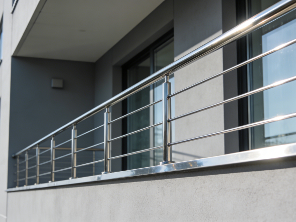 不銹鋼護(hù)欄：安全與美學(xué)兼具的防護(hù)優(yōu)選，10 年匠心守護(hù)全場(chǎng)景