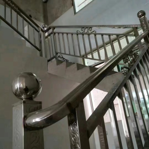 選欄桿材料，為什么說花紋不銹鋼方管更加穩(wěn)固？