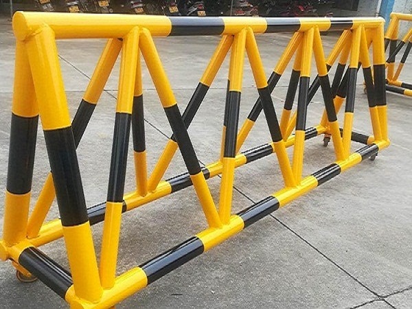 可移動(dòng)鐵馬不銹鋼護(hù)欄為什么使用頻率這么高？