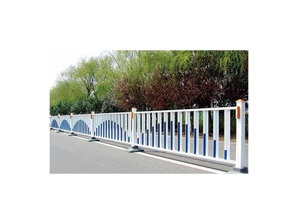 經(jīng)常淋雨的道路不銹鋼護(hù)欄還能保持不銹嗎？