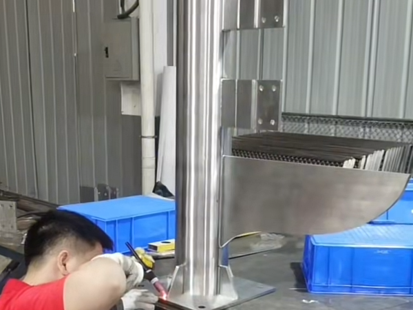 喜師傅護欄廠寫字樓幕墻不銹鋼立柱工程實踐案例