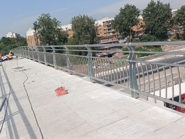 喜師傅不銹鋼護(hù)欄廠助力四川自貢市政工程：201 不銹鋼天橋護(hù)欄項(xiàng)目案例