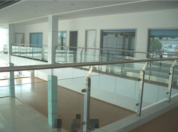 科普：不銹鋼陽臺(tái)護(hù)欄的日常護(hù)理