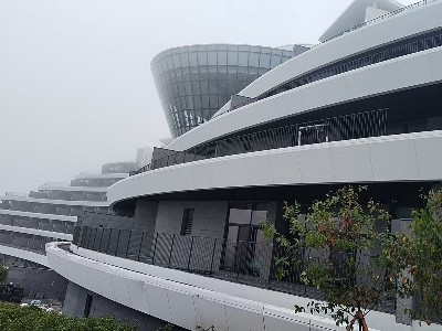 喜師傅不銹鋼護欄廠家案例：海濱建筑的安全美學(xué)擔(dān)當(dāng)