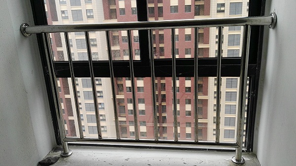 封閉式陽臺不銹鋼護(hù)欄