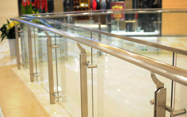 陽臺(tái)不銹鋼玻璃護(hù)欄怎樣安裝才安全？