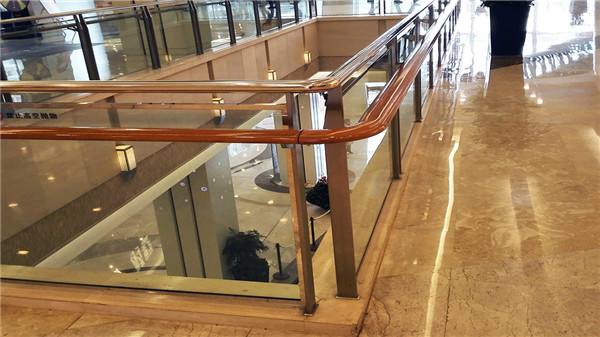 商場(chǎng)不銹鋼玻璃護(hù)欄該怎么選？