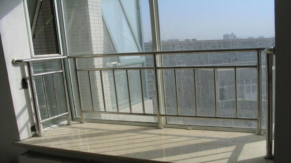 新房自帶的不銹鋼陽(yáng)臺(tái)護(hù)欄要不要拆？