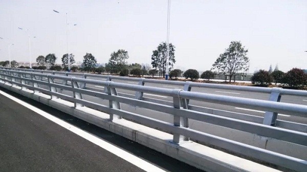 道路防撞不銹鋼護(hù)欄的重要性你知道幾條？