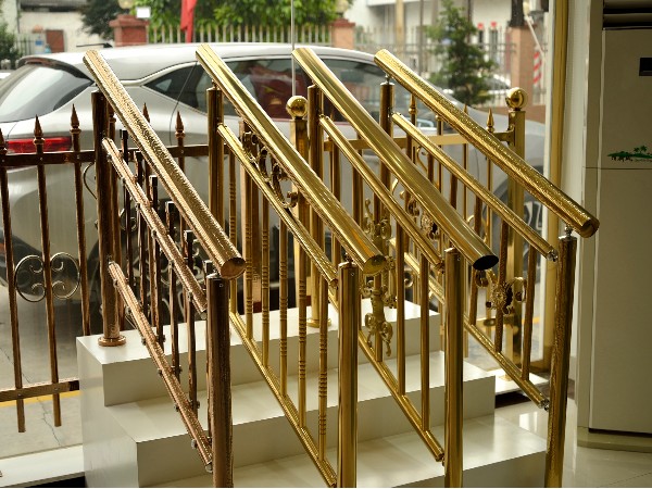 彩色不銹鋼護(hù)欄怎么選？