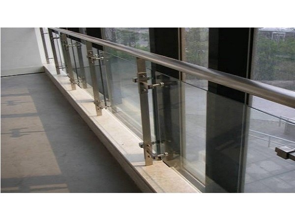 疫情嚴重的醫(yī)院里為什么都采用的是不銹鋼護欄？