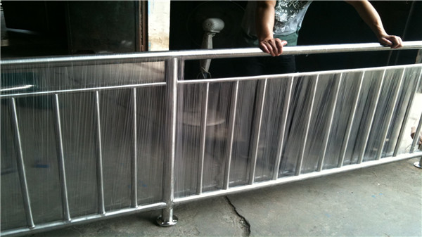 道路不銹鋼防護欄生銹開裂誰造成的？