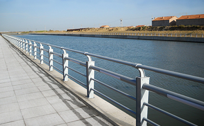 不銹鋼護(hù)欄間隔怎么選安全又美觀？