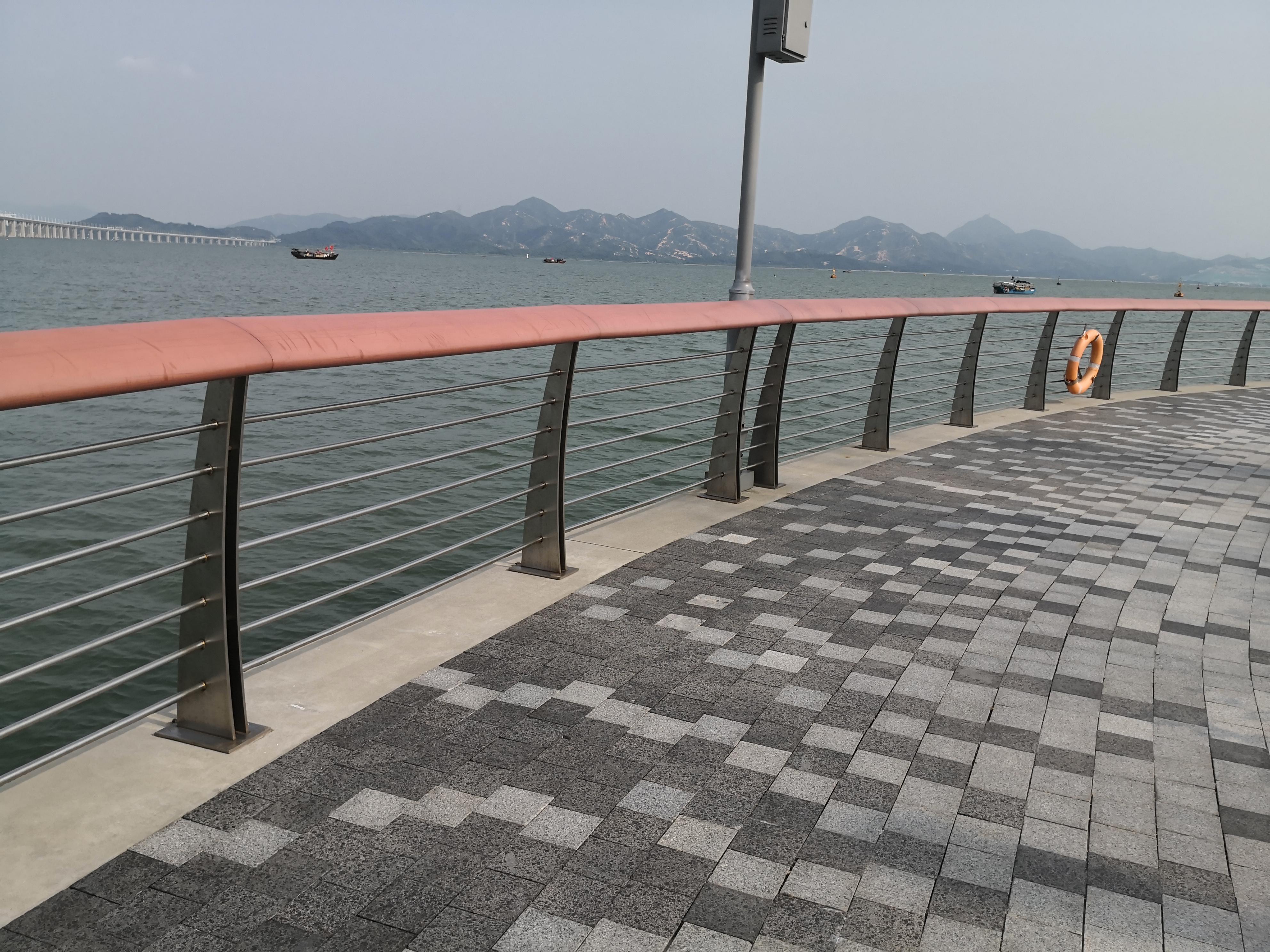 海邊為什么推薦你用316不銹鋼護欄？